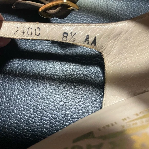 Vintage Salvatore Ferragamo T-Strap Taupe Leather Kitten Heels Size 8 1/2 AA - Picture 9 of 9